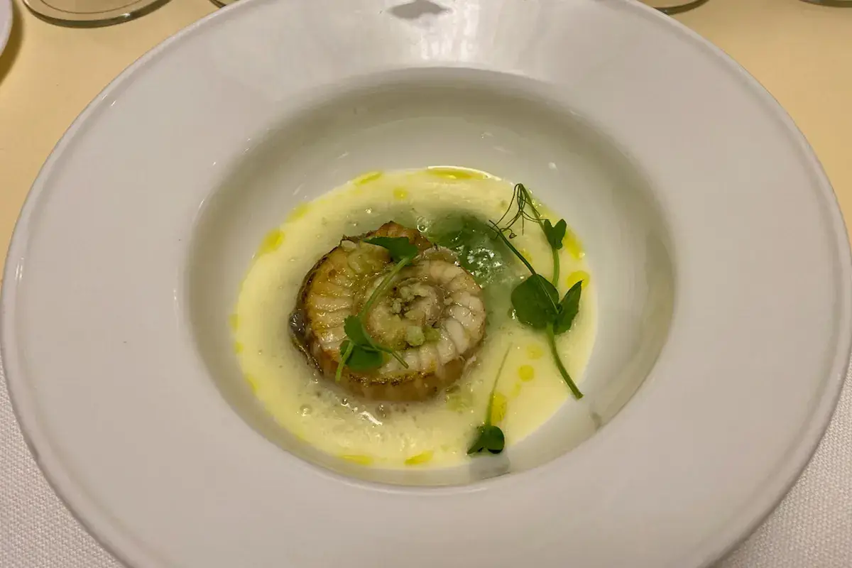 Anguilla leggermente affumicata al legno di melo, gel di alloro in agrodolce e patate di San Martino